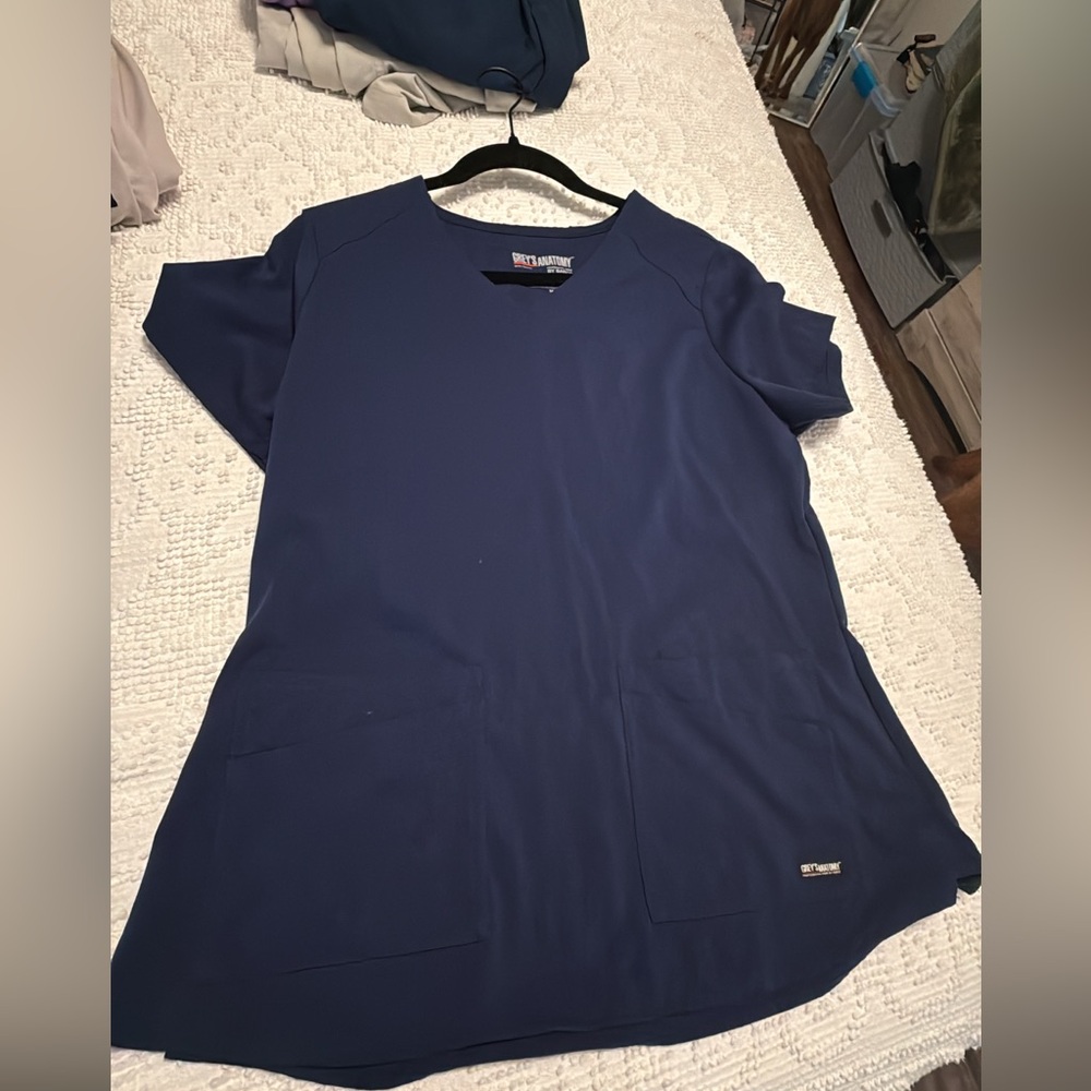 Navy Blue Scrub Top & jogger set 
Greys anatomy brand